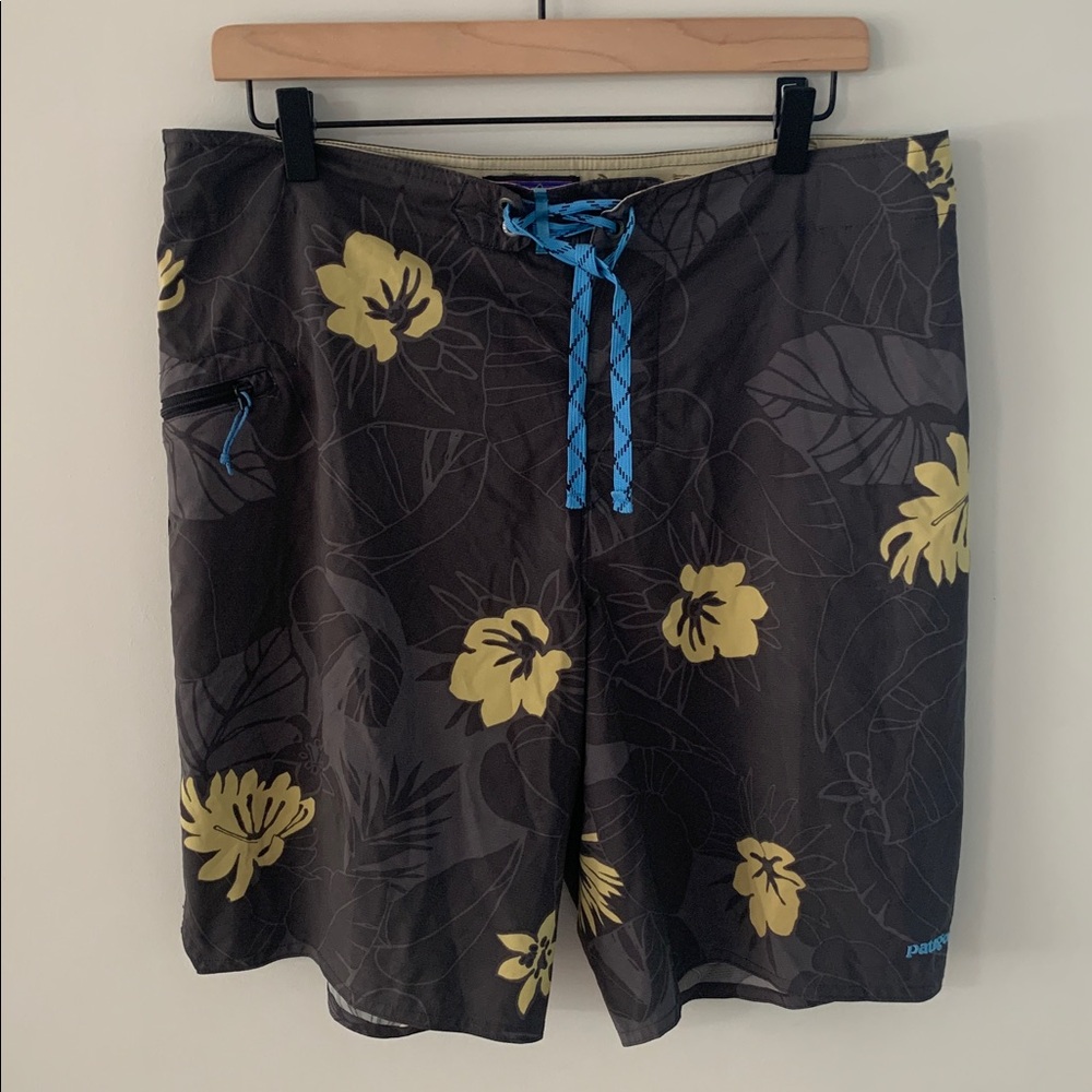 Patagonia Men’s Stretch Planing Boardshorts Floral Size 33 Charcoal Grey